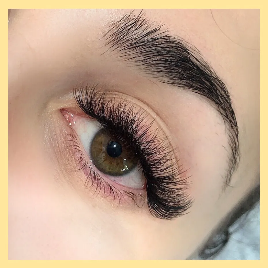 Light Volume 4D Eyelash Extensions