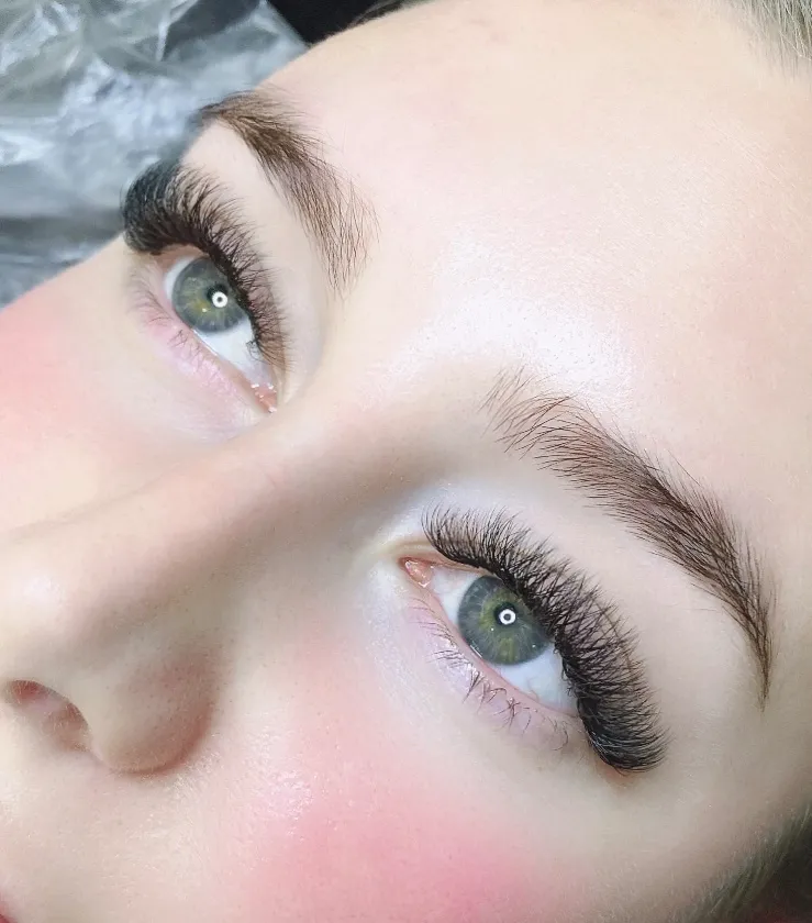 Light Volume 4D Eyelash Extensions